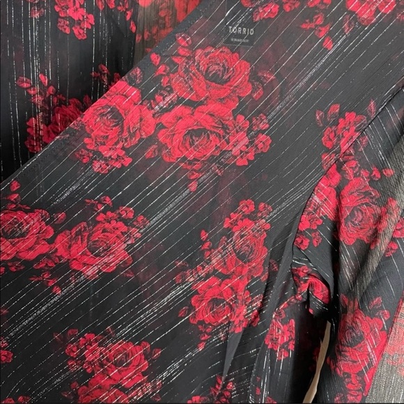 Torrid Floral Shirttail Flowy Kimono size 1/2 black silver red - Picture 8 of 12